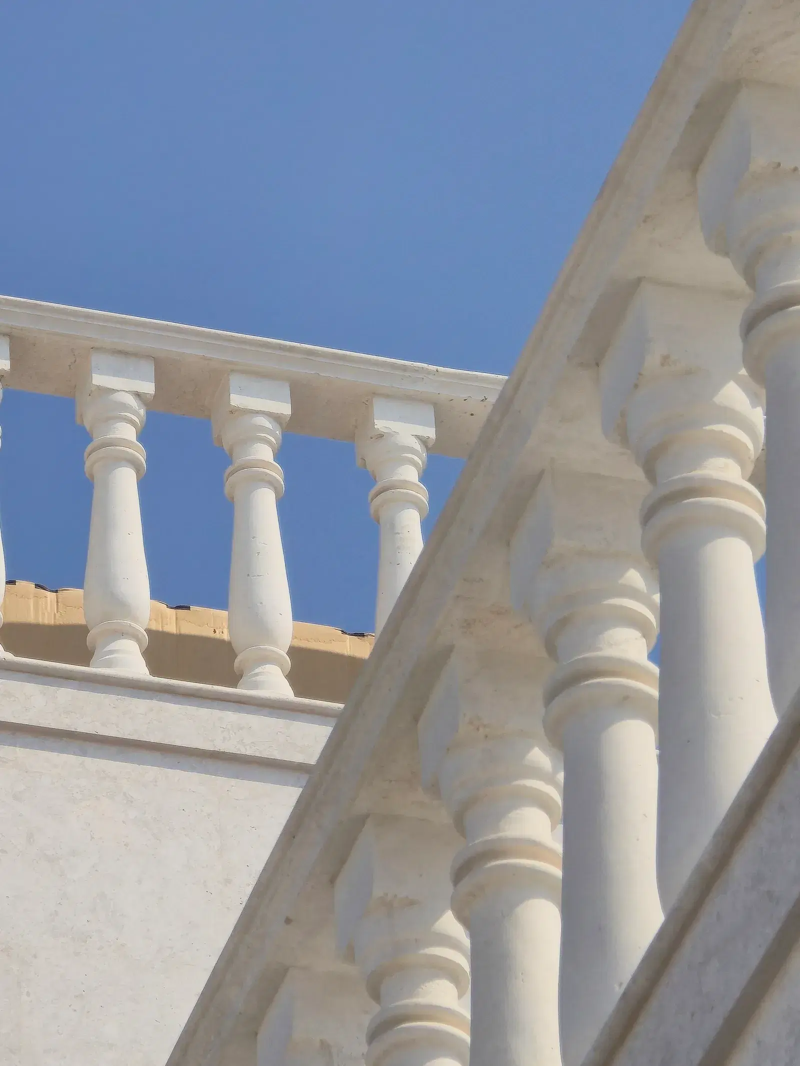 White Omani Stone Villa Facade — Al Wakrah — photo 13