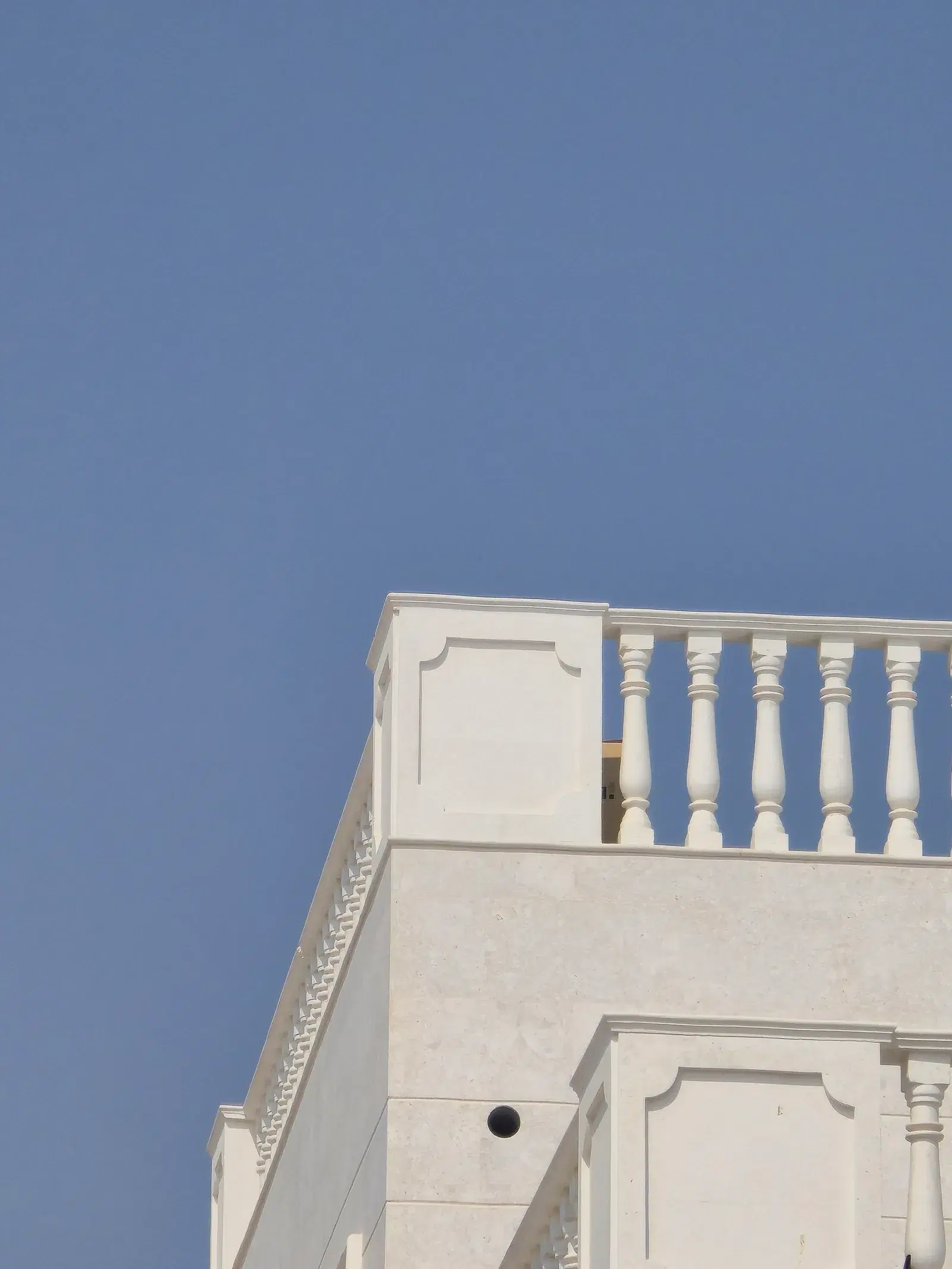White Omani Stone Villa Facade — Al Wakrah — photo 2