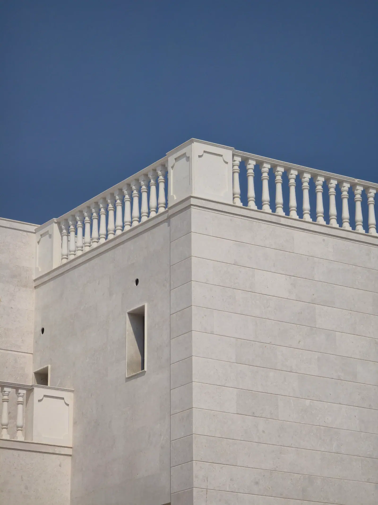 White Omani Stone Villa Facade — Al Wakrah — photo 3
