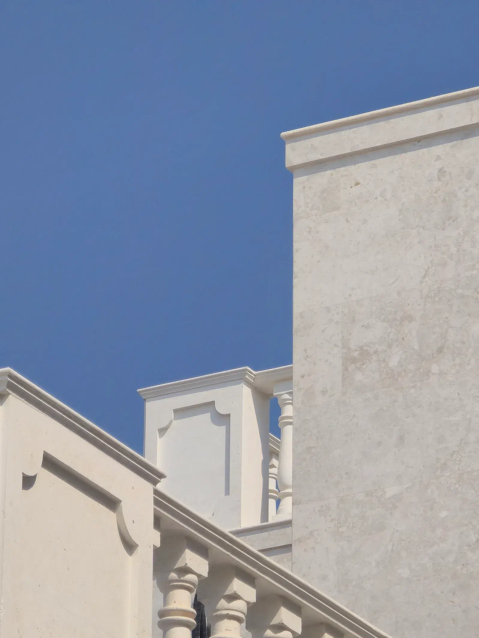 White Omani Stone Villa Facade — Al Wakrah — photo 9
