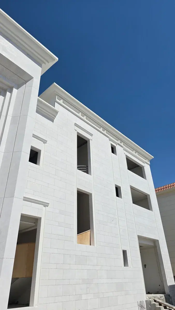 Modern White Omani Stone Villa Facade — Al Wakrah — photo 2