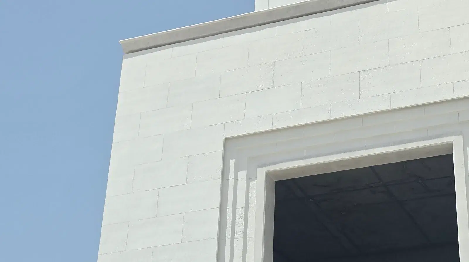 Omani Stone vs Syrian Stone for Villa Facades in Qatar: Which Should You Choose?